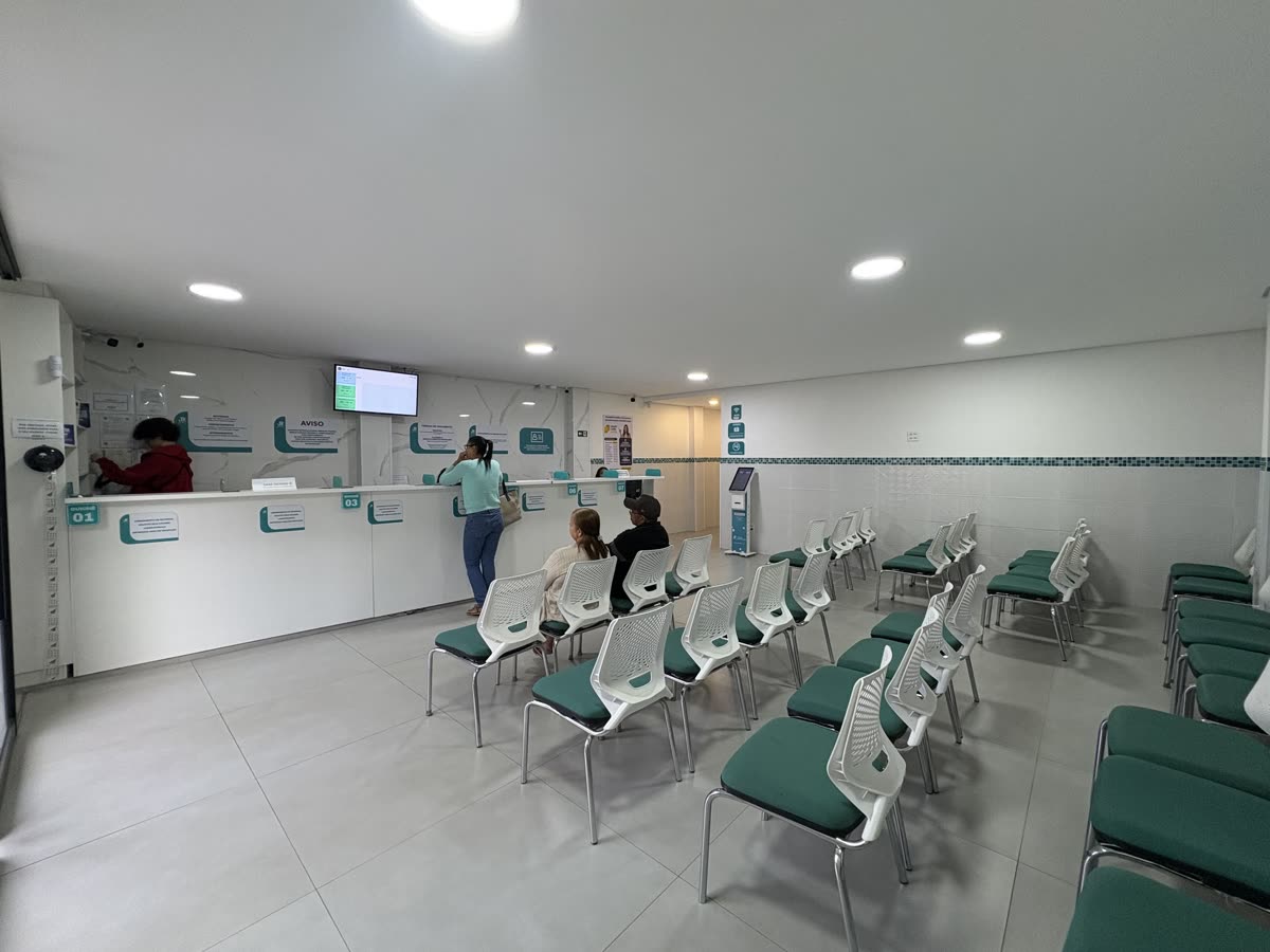 Atendimento em clinica com conversa entre profissional de saude e paciente